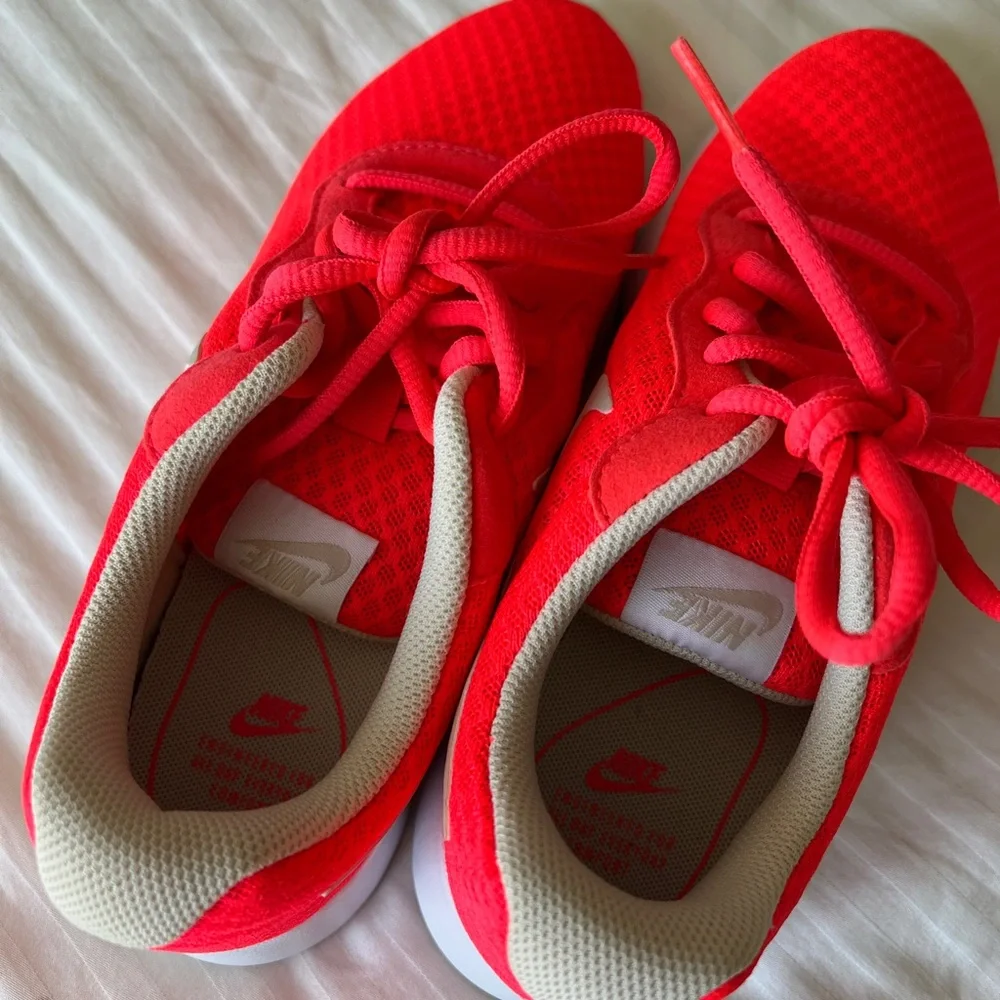 Nike running sneakers. NEW women size 6 - Picture 3 of 4